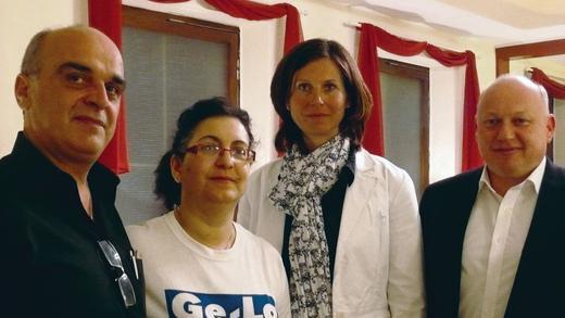 Im Bären wird griechisch gekocht - Ins Traditionsgasthaus „Zum Bären“ in Frickenhausen, im Besitz der Brauerei Oechsner, ist wieder Leben eingezogen. „Zeus – Zum Bären“ heißt die Wirtschaft jetzt, und wie schon der Name vermuten lässt, wird hier nun griechisch gekocht. Ob Fleisch, Fisch oder vegetarisch – die reichhaltige Speisenkarte bietet für jeden Geschmack etwas. Dazu gibt es neben Bierspezialitäten der Brauerei Oechsner auch griechische und Frickenhäuser Weine. Natürlich stehen auch die Fremdenzimmer wieder zur Verfügung. Das Pächterehepaar Efthimios und Konstantina Kritsiniotis hat in Osnabrück bereits Erfahrungen in einem griechischen Restaurant gesammelt. Nun haben sie sich in Frickenhausen den Traum von ihrer eigenen Gaststätte erfüllt. Das Motto ihrer Gastlichkeit steht gleich vorne in der Karte. „Sie kommen als Fremde und sie gehen als Freund“. Herzlich und familiär war dann auch die Atmosphäre bei der Eröffnung am Mittwoch, zu der neben Bürgermeister Ludwig Hofmann auch die Mitglieder des Gemeinderates und Vertreter der örtlichen Vereine und der Feuerwehr geladen waren. Das Zeus hat jeden Tag von 11 Uhr 30 bis 14 Uhr 30 und von 17 Uhr 30 bis 23 Uhr 30 geöffnet. Nur am Montag bleibt das Lokal in der Mittagszeit geschlossen. Im Bild (von links) das Wirtsehepaar Efthimios und Konstantina Kritsiniotis mit ihren Verpächtern Annette und Dietrich Oechsner. Im Bären wird griechisch gekocht - Ins Traditionsgasthaus „Zum Bären“ in Frickenhausen, im Besitz der Brauerei Oechsner, ist wieder Leben eingezogen. „Zeus – Zum Bären“ heißt die Wirtschaft jetzt, und wie schon der Name vermuten lässt, wird hier nun griechisch gekocht. Ob Fleisch, Fisch oder vegetarisch – die reichhaltige Speisenkarte bietet für jeden Geschmack etwas. Dazu gibt es neben Bierspezialitäten der Brauerei Oechsner auch griechische und Frickenhäuser Weine. Natürlich stehen auch die Fremdenzimmer wieder zur Verfügung. Das Pächterehepaar Efthimios und Konstantina Kritsiniotis hat in Osnabrück bereits Erfahrungen in einem griechischen Restaurant gesammelt. Nun haben sie sich in Frickenhausen den Traum von ihrer eigenen Gaststätte erfüllt. Das Motto ihrer Gastlichkeit steht gleich vorne in der Karte. „Sie kommen als Fremde und sie gehen als Freund“. Herzlich und familiär war dann auch die Atmosphäre bei der Eröffnung am Mittwoch, zu der neben Bürgermeister Ludwig Hofmann auch die Mitglieder des Gemeinderates und Vertreter der örtlichen Vereine und der Feuerwehr geladen waren. Das Zeus hat jeden Tag von 11 Uhr 30 bis 14 Uhr 30 und von 17 Uhr 30 bis 23 Uhr 30 geöffnet. Nur am Montag bleibt das Lokal in der Mittagszeit geschlossen. Im Bild (von links) das Wirtsehepaar Efthimios und Konstantina Kritsiniotis mit ihren Verpächtern Annette und Dietrich Oechsner.