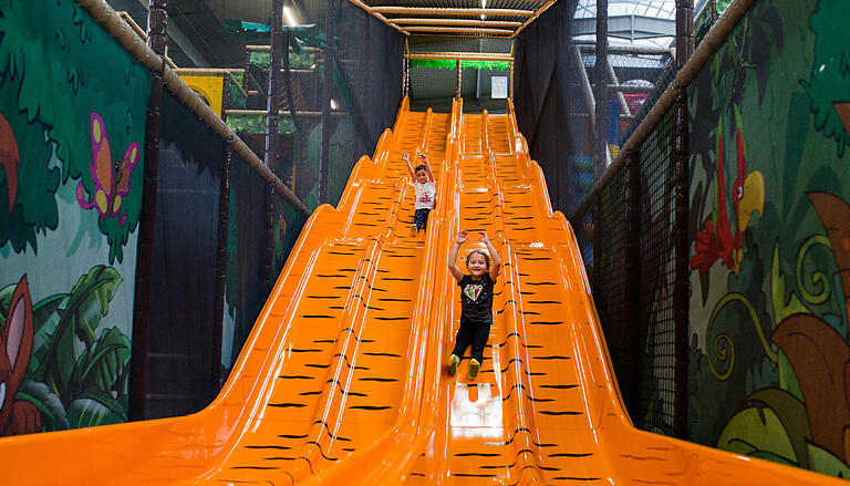 Kinder auf der Wellenrutsche der Bambini Kinderwelt im Mainfrankenpark.