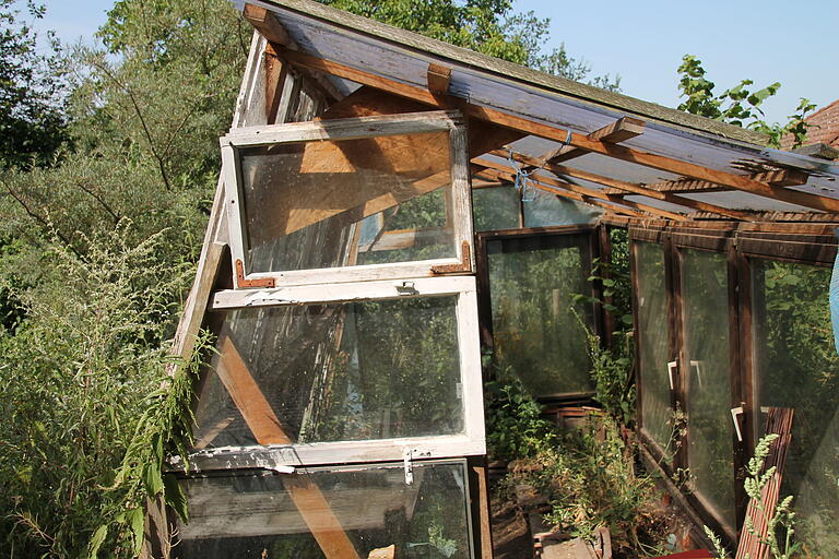 Ein mit alten Fenstern selbst gebautes Gewächshaus. Ein mit alten Fenstern selbst gebautes Gewächshaus.