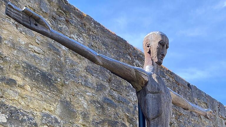 Neuer Blickfang im alten Friedhof: Die Christusfigur von 1980, die jahrzehntelang auf dem Gelände der Berufsschule stand, ziert jetzt den Stadtpark in Mellrichstadt.