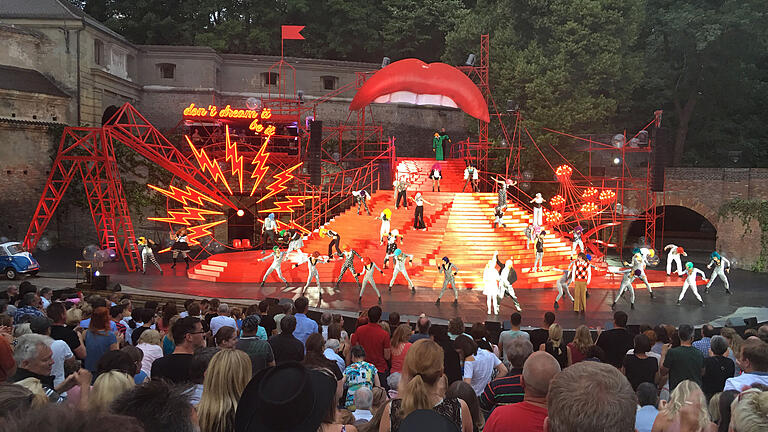 IMG-4527.jpg       -  Die roten Lippen sind eng mit der 'Rocky Horror Show' verknüpft - so waren sie auch Teil des Bühnenbildes, als das Musical auf der Augsburger Freilichtbühne aufgeführt wurde.