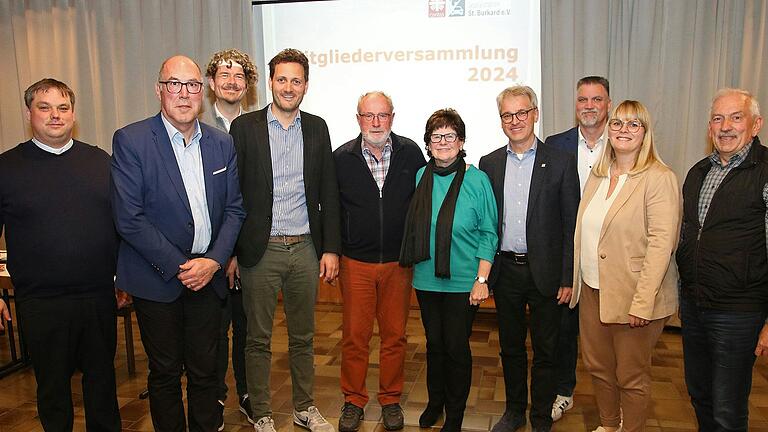 Dem neu gewählten Vorstand der Sozialstation St. Burkard Greußenheim gehören an (von links):&nbsp; Pfarrvikar Frank Elsesser, Waldemar Brohm, Christian Stück, Schriftführer Björn Jungbauer, Anton Holzapfel (stellvertrtender Vorsitzender), Karin Kuhn, Vorsitzender Uwe Klüpfel, Heiko Menig und Simone Barth (jeweils Kassenprüfer) sowie Kassier Martin Endres.