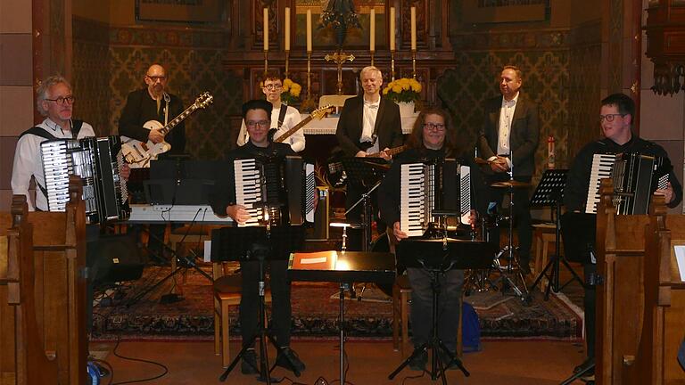 Das Orchester Harmonic Factory aus Theilheim im Altarraum der Dreifaltigkeitskirche Westheim.