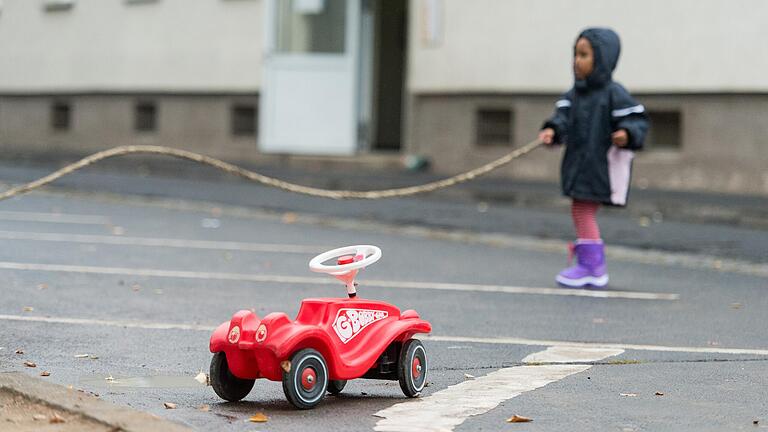 Bei einer Fachanhörung im Landtag kritisierten Experten die bayerischen Ankerzentren für Asylbewerber – hier ein Foto aus der Einrichtung in Schweinfurt. Vor allem Kinder litten dort unter der Unterbringung.