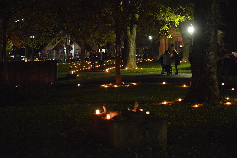 Ein wenig Ruhe vom Erlebnisnacht-Trubel bot der vom Kerzenschein erleuchtete alte Friedhof.