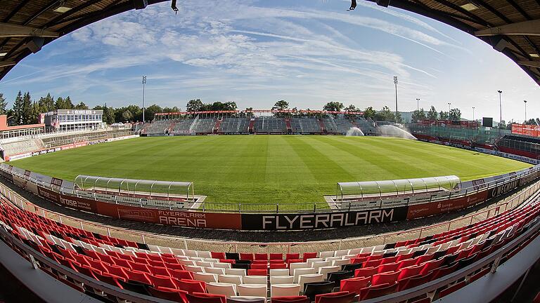 In der Flyeralarm Arena rollt in der kommenden Zweitliga-Saison der Ball. Die Kickers haben die Lizenz erhalten.