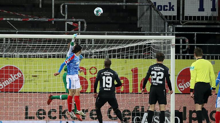 Diese Aktion führt zum Elfmeter für Holstein Kiel: Kickers-Keeper Hendrik Bonmann faustet den Ball weg und prallt dabei mit Jae-Sung Lee (blaues Trikot) zusammen. In dieser Szene auf Strafstoß zu entscheiden, war falsch.