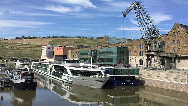 Die MS Esprit, hier bei einer früheren Anlegung im Alten Hafen in Würzburg, legt am Dienstag nach langer, coronabedingter Pause als erstes Fahrgastkabinenschiff in Würzburg an.