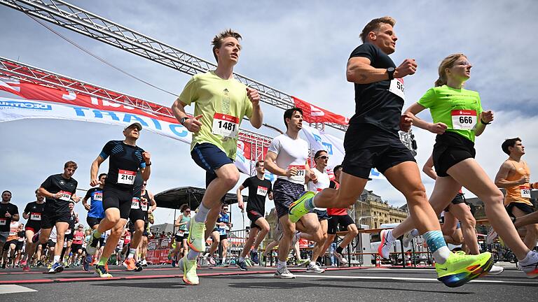 34. Residenzlauf Würzburg       -  Zahlreiche Läuferinnen und Läufer nehmen am Sonntag (28.04.24) beim 34. Residenzlauf in Würzburg am Hauptlauf teil. Insgesamt sind 2024 fast 9000 Menschen beim Residenzlauf mitgelaufen.