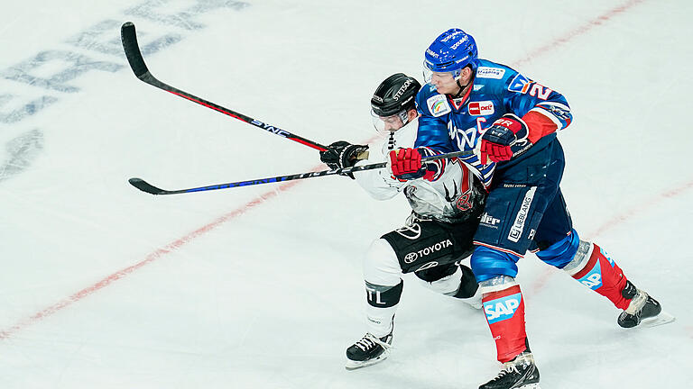 Adler Mannheim - Kölner Haie.jpeg       -  In dieser Szene noch Konkurrenten, künftig Mannschaftskollegen: Jason Bast (links) kämpft mit Denis Reul um den Puck.