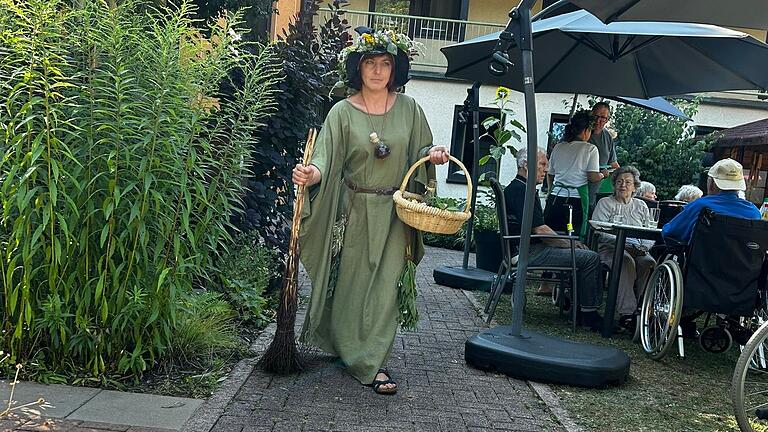 Gartentherapeutin als Kräuterhexe.