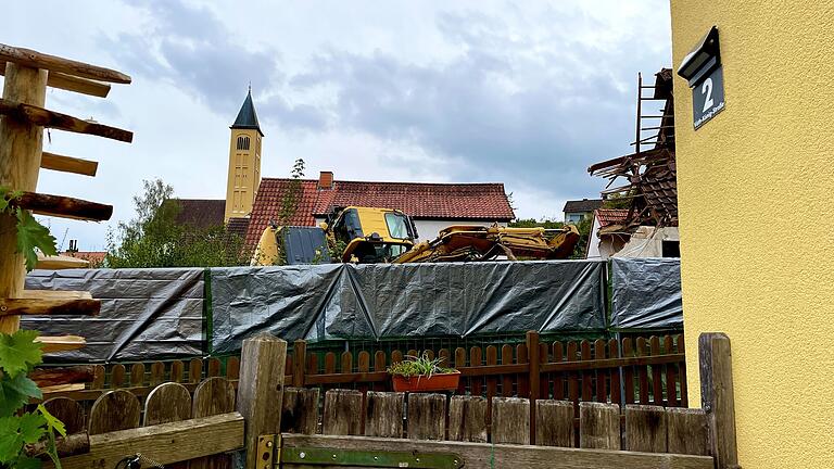 Unglücklich mit der Situation: Martina Wastls Biogemüse wächst direkt neben dem Abbruchhaus. Die Staubentwicklung sei enorm. Unglücklich mit der Situation: Martina Wastls Biogemüse wächst direkt neben dem Abbruchhaus. Die Staubentwicklung sei enorm.