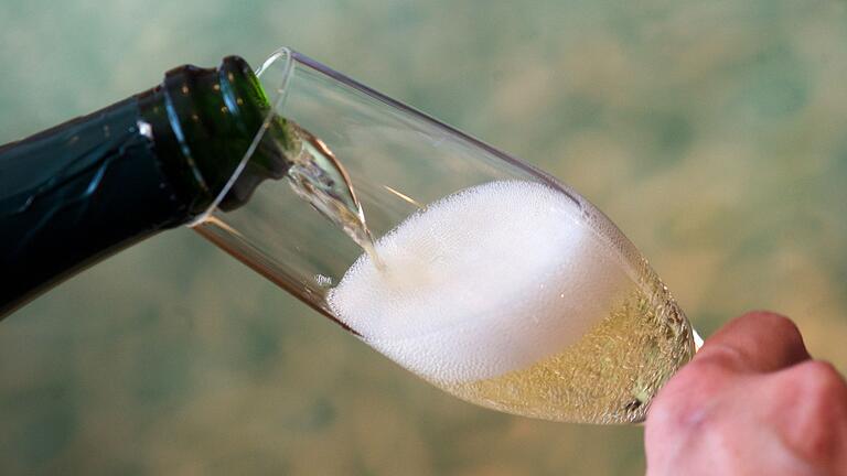 Sekt       -  Sekt wird in der Weihnachtszeit und zu Silvester besonders gerne getrunken. (Illustrationsfoto)