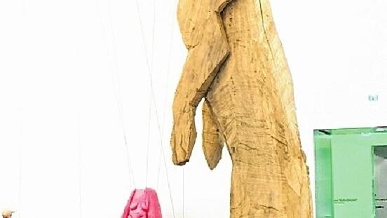 Hölzerne Katze und ermatteter Hase: Einblicke in die Triennale IV. Hölzerne Katze und ermatteter Hase: Einblicke in die Triennale IV.