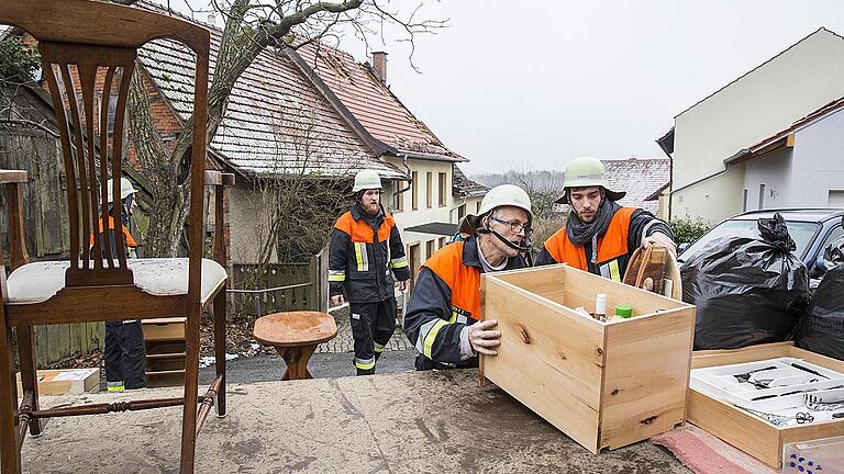 (dix) Großeinsatz für Rettungskräfte seit Sonntagabend in Sailershausen. Stundenlang bekämpften Feuerwehrleute die Flammen bei einem Wohnhausbrand. Feuerwehr, Rotes Kreuz und THW waren mit über 200 Helfern vor Ort. Das Feuer war nach Angaben der Polizei kurz nach 19.30 Uhr im Dachstuhl eines Wohnanwesens in der Ortsmitte ausgebrochen. Nachbarn hatten das Feuer entdeckt und setzten einen Notruf ab. Die beiden Bewohner retteten sich ins Freie, nachdem erste eigene Löschversuche erfolglos blieben. Die Ursache für das Feuer war zunächst unklar, die Kriminalpolizei hat Ermittlungen aufgenommen. Kurz nach dem Notruf trafen die ersten Einsatzkräfte von Feuerwehr und BRK-Rettungsdienst am Brandort ein. Die Feuerwehren begannen sofort mit dem Löschangriff, konnten aber nicht verhindern, dass die Flammen in der Folge auf das Wohnhaus übergriffen. Bei dem Brandort handelt es sich um mehrere aneinandergebaute Gebäudeteile. Die Feuerwehr hatte unter anderem zwei Drehleitern im Einsatz. Das Technische Hilfswerk Haßfurt wurde im späteren Verlauf des Einsatzes zur Unterstützung nachalarmiert, ebenso die Werksfeuerwehr ZF Sachs aus Schweinfurt, die ein spezielles Teleskop-Löschgerät zur Einsatzstelle brachte. Die Helfer waren bis in den Montagmorgen hinein an Ort und Stelle. Nochmals verschärft hatte sich die Lage nach Angaben von BRK-Pressesprecher Michael Will in den frühen Stunden des Montagmorgens. Gegen 4 Uhr war der Brand offenbar auf der rückwärtigen Seite des Wohngebäudes nochmals aufgeflackert. Vermutlich war das Feuer durch die starke Hitzeentwicklung in der Isolierung stückweise weitergewandert. Daraufhin wurden zur Unterstützung weitere Kräfte der Feuerwehr aus Sand nachalarmiert. Ebenfalls hatte sich dadurch zusätzlicher Bedarf an Verpflegung für die Einsatzkräfte ergeben. Durch den BRK-Einsatzleiter Rettungsdienst wurde deshalb nochmals die Schnelleinsatzgruppe (SEG) Verpflegung alarmiert, um Heißgetränke und eine Mahlzeit für weitere 60 Einsatzkräfte an Ort und Stelle bereitzustellen. Die BRK-SEG Betreuung aus Haßfurt, die die zu diesem Zeitpunkt bereits mehr als zehn Stunden im Einsatz war, wurde gegen 6 Uhr durch weitere ehrenamtliche Kräfte des Roten Kreuzes abgelöst. „Für alle Helfer ist ein derartiges Einsatzgeschehen, noch dazu bei Minustemperaturen in der Nacht, eine enorme Belastung“, so Pressesprecher Will weiter. Zur Absicherung der Einsatzkräfte standen bereits in der Nacht zwei BRK-Rettungswagen aus Haßfurt und Hofheim, ein Notarzt aus Haßfurt sowie ein dritter Rettungswagen der BRK-Bereitschaft Zeil bereit, berichtet das BRK. Die Leitung hatte Einsatzleiter Rettungsdienst Ingo Stöhlein. Während die Feuerwehren unnachgiebig gegen den Brand kämpften, stellten die Temperaturen unter dem Gefrierpunkt eine weitere Herausforderung für die Helfer dar. Ingo Stöhlein ließ deshalb die beiden BRK-Schnelleinsatzgruppen Betreuung aus Haßfurt und Verpflegung aus Hofheim nachalarmieren. Die ehrenamtlichen Helfer sorgten für die Verpflegung der Einsatzkräfte und kümmerten sich insbesondere medizinisch um die Atemschutzgeräteträger. Insgesamt waren rund 30 Frauen und Männer des BRK vor Ort. „Für Feuerwehrleute ist der Einsatz unter schwerem Atemschutz körperlich extrem anstrengend“, sagt Michael Will, Pressesprecher des BRK-Kreisverbandes Haßberge. Sie müssten nicht nur bei starker Hitze und mitunter null Sicht in unbekanntem Terrain agieren, sondern würden physisch in besonderer Weise gefordert. Als Beispiele seien die Entfernung von Dachziegeln oder Dämmmaterialien genannt. Diese anstrengende Arbeit könne nur eine begrenzte Zeit durchgeführt werden, ohne dass es womöglich zu gesundheitlichen Beeinträchtigungen komme. Das Rote Kreuz Haßberge unterstützt deshalb mit seiner SEG Betreuung aus Haßfurt in einer Kooperation mit der Feuerwehr die medizinische Überwachung der Atemschutzgeräteträger. So werden diese nach ihrem Einsatz, auf mögliche gesundheitliche Probleme hin untersucht. Im Vordergrund steht dabei vor allem die Überwachung des Blutdrucks, der Herzfrequenz und der Sauerstoffsättigung im Blut. Glücklicherweise wurden bei dem Brand weder die beiden Bewohner – ein Mann mit seiner Lebensgefährtin –, noch Einsatzkräfte verletzt, so BRK-Sprecher Michael Will weiter. In direkter Nachbarschaft zum Brandobjekt hatten die Betreiber der „Wanderstube“ ihre Gasträume für die Helfer geöffnet. Diese konnten sich dort aufwärmen und wurden vom Roten Kreuz betreut. „Das war eine tolle Unterstützung“, lobt Will. Wären keine geeigneten Räumlichkeiten zur Verfügung gestanden, hätte die SEG Betreuung ein aufblasbares Zelt samt Heizung an Ort und Stelle aufgebaut. Vor der „Wanderstube“ wurde von der SEG Verpflegung eine Verpflegungsstelle aufgebaut. Die ehrenamtlichen Helfer gaben Kaffee und heißen Tee an die Einsatzkräfte aus. Ebenso wurden warme Wiener und Brot zur Stärkung gereicht. Bei Nachbarn und Ortsbewohnern war die Betroffenheit angesichts des Brandes groß, ebenso deren Hilfsbereitschaft. So kochten Anwohner Kaffee und reichten diesen den Einsatzkräften und boten weitere Unterstützung an. Seitens des BRK waren folgende Einheiten im Einsatz: zwei Rettungswagen aus Haßfurt und Hofheim, ein Notarzteinsatzfahrzeug (mit Notarzt) aus Haßfurt, ein Rettungswagen der BRK-Bereitschaft Zeil, SEG Betreuung Haßfurt, SEG Verpflegung Hofheim, Einsatzleiter Rettungsdienst, rund 30 BRK-Kräfte. Folgende Feuerwehren waren im Einsatz: Sailershausen, Haßfurt, Wonfurt, Zeil, Augsfeld, Obertheres, Untertheres, Sylbach, Prappach, Werksfeuerwehr ZF Sachs (Schweinfurt). Zudem im Einsatz: THW Haßfurt und Polizeiinspektion Haßfurt. (dix) Großeinsatz für Rettungskräfte seit Sonntagabend in Sailershausen. Stundenlang bekämpften Feuerwehrleute die Flammen bei einem Wohnhausbrand. Feuerwehr, Rotes Kreuz und THW waren mit über 200 Helfern vor Ort. Das Feuer war nach Angaben der Polizei kurz nach 19.30 Uhr im Dachstuhl eines Wohnanwesens in der Ortsmitte ausgebrochen. Nachbarn hatten das Feuer entdeckt und setzten einen Notruf ab. Die beiden Bewohner retteten sich ins Freie, nachdem erste eigene Löschversuche erfolglos blieben. Die Ursache für das Feuer war zunächst unklar, die Kriminalpolizei hat Ermittlungen aufgenommen. Kurz nach dem Notruf trafen die ersten Einsatzkräfte von Feuerwehr und BRK-Rettungsdienst am Brandort ein. Die Feuerwehren begannen sofort mit dem Löschangriff, konnten aber nicht verhindern, dass die Flammen in der Folge auf das Wohnhaus übergriffen. Bei dem Brandort handelt es sich um mehrere aneinandergebaute Gebäudeteile. Die Feuerwehr hatte unter anderem zwei Drehleitern im Einsatz. Das Technische Hilfswerk Haßfurt wurde im späteren Verlauf des Einsatzes zur Unterstützung nachalarmiert, ebenso die Werksfeuerwehr ZF Sachs aus Schweinfurt, die ein spezielles Teleskop-Löschgerät zur Einsatzstelle brachte. Die Helfer waren bis in den Montagmorgen hinein an Ort und Stelle. Nochmals verschärft hatte sich die Lage nach Angaben von BRK-Pressesprecher Michael Will in den frühen Stunden des Montagmorgens. Gegen 4 Uhr war der Brand offenbar auf der rückwärtigen Seite des Wohngebäudes nochmals aufgeflackert. Vermutlich war das Feuer durch die starke Hitzeentwicklung in der Isolierung stückweise weitergewandert. Daraufhin wurden zur Unterstützung weitere Kräfte der Feuerwehr aus Sand nachalarmiert. Ebenfalls hatte sich dadurch zusätzlicher Bedarf an Verpflegung für die Einsatzkräfte ergeben. Durch den BRK-Einsatzleiter Rettungsdienst wurde deshalb nochmals die Schnelleinsatzgruppe (SEG) Verpflegung alarmiert, um Heißgetränke und eine Mahlzeit für weitere 60 Einsatzkräfte an Ort und Stelle bereitzustellen. Die BRK-SEG Betreuung aus Haßfurt, die die zu diesem Zeitpunkt bereits mehr als zehn Stunden im Einsatz war, wurde gegen 6 Uhr durch weitere ehrenamtliche Kräfte des Roten Kreuzes abgelöst. „Für alle Helfer ist ein derartiges Einsatzgeschehen, noch dazu bei Minustemperaturen in der Nacht, eine enorme Belastung“, so Pressesprecher Will weiter. Zur Absicherung der Einsatzkräfte standen bereits in der Nacht zwei BRK-Rettungswagen aus Haßfurt und Hofheim, ein Notarzt aus Haßfurt sowie ein dritter Rettungswagen der BRK-Bereitschaft Zeil bereit, berichtet das BRK. Die Leitung hatte Einsatzleiter Rettungsdienst Ingo Stöhlein. Während die Feuerwehren unnachgiebig gegen den Brand kämpften, stellten die Temperaturen unter dem Gefrierpunkt eine weitere Herausforderung für die Helfer dar. Ingo Stöhlein ließ deshalb die beiden BRK-Schnelleinsatzgruppen Betreuung aus Haßfurt und Verpflegung aus Hofheim nachalarmieren. Die ehrenamtlichen Helfer sorgten für die Verpflegung der Einsatzkräfte und kümmerten sich insbesondere medizinisch um die Atemschutzgeräteträger. Insgesamt waren rund 30 Frauen und Männer des BRK vor Ort. „Für Feuerwehrleute ist der Einsatz unter schwerem Atemschutz körperlich extrem anstrengend“, sagt Michael Will, Pressesprecher des BRK-Kreisverbandes Haßberge. Sie müssten nicht nur bei starker Hitze und mitunter null Sicht in unbekanntem Terrain agieren, sondern würden physisch in besonderer Weise gefordert. Als Beispiele seien die Entfernung von Dachziegeln oder Dämmmaterialien genannt. Diese anstrengende Arbeit könne nur eine begrenzte Zeit durchgeführt werden, ohne dass es womöglich zu gesundheitlichen Beeinträchtigungen komme. Das Rote Kreuz Haßberge unterstützt deshalb mit seiner SEG Betreuung aus Haßfurt in einer Kooperation mit der Feuerwehr die medizinische Überwachung der Atemschutzgeräteträger. So werden diese nach ihrem Einsatz, auf mögliche gesundheitliche Probleme hin untersucht. Im Vordergrund steht dabei vor allem die Überwachung des Blutdrucks, der Herzfrequenz und der Sauerstoffsättigung im Blut. Glücklicherweise wurden bei dem Brand weder die beiden Bewohner – ein Mann mit seiner Lebensgefährtin –, noch Einsatzkräfte verletzt, so BRK-Sprecher Michael Will weiter. In direkter Nachbarschaft zum Brandobjekt hatten die Betreiber der „Wanderstube“ ihre Gasträume für die Helfer geöffnet. Diese konnten sich dort aufwärmen und wurden vom Roten Kreuz betreut. „Das war eine tolle Unterstützung“, lobt Will. Wären keine geeigneten Räumlichkeiten zur Verfügung gestanden, hätte die SEG Betreuung ein aufblasbares Zelt samt Heizung an Ort und Stelle aufgebaut. Vor der „Wanderstube“ wurde von der SEG Verpflegung eine Verpflegungsstelle aufgebaut. Die ehrenamtlichen Helfer gaben Kaffee und heißen Tee an die Einsatzkräfte aus. Ebenso wurden warme Wiener und Brot zur Stärkung gereicht. Bei Nachbarn und Ortsbewohnern war die Betroffenheit angesichts des Brandes groß, ebenso deren Hilfsbereitschaft. So kochten Anwohner Kaffee und reichten diesen den Einsatzkräften und boten weitere Unterstützung an. Seitens des BRK waren folgende Einheiten im Einsatz: zwei Rettungswagen aus Haßfurt und Hofheim, ein Notarzteinsatzfahrzeug (mit Notarzt) aus Haßfurt, ein Rettungswagen der BRK-Bereitschaft Zeil, SEG Betreuung Haßfurt, SEG Verpflegung Hofheim, Einsatzleiter Rettungsdienst, rund 30 BRK-Kräfte. Folgende Feuerwehren waren im Einsatz: Sailershausen, Haßfurt, Wonfurt, Zeil, Augsfeld, Obertheres, Untertheres, Sylbach, Prappach, Werksfeuerwehr ZF Sachs (Schweinfurt). Zudem im Einsatz: THW Haßfurt und Polizeiinspektion Haßfurt.