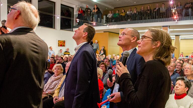 Die Augen zum Himmel: Beim Marktheidenfeld-Quiz waren Fragen zu beantworten und Personen auf der Leinwand zu erkennen. Die Augen zum Himmel: Beim Marktheidenfeld-Quiz waren Fragen zu beantworten und Personen auf der Leinwand zu erkennen.
