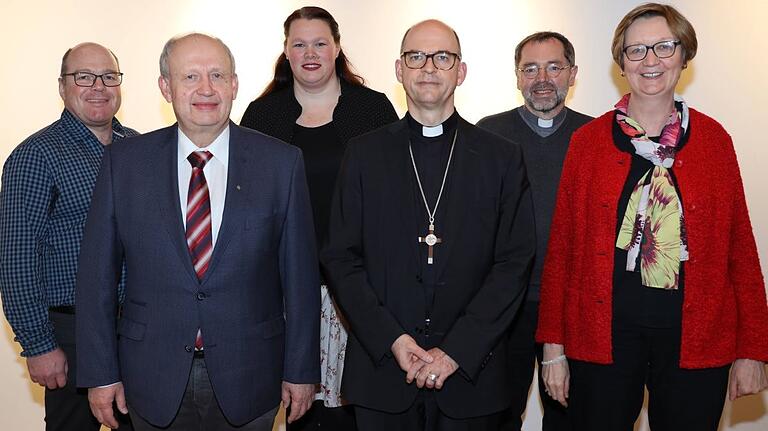 Bischof Franz Jung (3. von rechts) und die Teilnehmer des Synodalen Wegs aus dem Bistum Würzburg. Von links: Pastoralreferent Marcus Schuck, Dekan Albin Krämer, Michaela Brönner, Pfarrer Matthias Leineweber und Susanne Bühl. Es fehlen Weihbischof Ulrich Boom und Carolin Hasenauer. Bischof Franz Jung (3. von rechts) und die Teilnehmer des Synodalen Wegs aus dem Bistum Würzburg. Von links: Pastoralreferent Marcus Schuck, Dekan Albin Krämer, Michaela Brönner, Pfarrer Matthias Leineweber und Susanne Bühl. Es fehlen Weihbischof Ulrich Boom und Carolin Hasenauer.