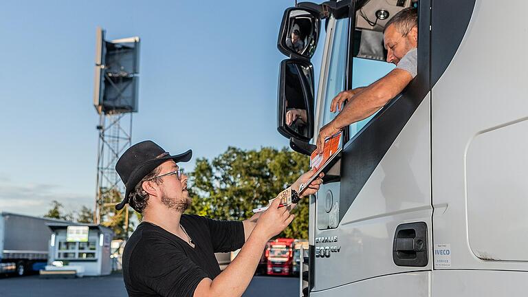 Parkwächter Branislav Pruzek kassiert die Partgebühren der LKW Fahrer ab.