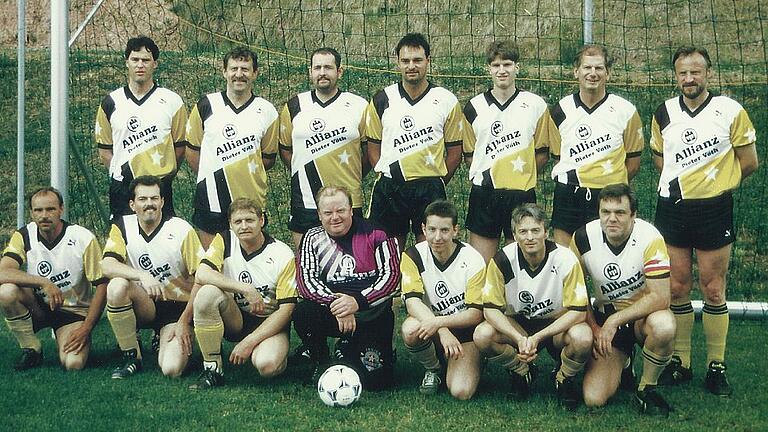 Teamgeist wurde in der VG stets groß geschrieben. Dazu gehörte auch gemeinsamer Sport. Hier ein Fußballteam 1997 in Unterebersbach weitgehend aus Männern oder Ehegatten der VG-Belegschaft. Hinten Zweiter von rechts: Gemeinschaftsvorsitzender Richard Knaier Teamgeist wurde in der VG stets groß geschrieben. Dazu gehörte auch gemeinsamer Sport. Hier ein Fußballteam 1997 in Unterebersbach weitgehend aus Männern oder Ehegatten der VG-Belegschaft. Hinten Zweiter von rechts: Gemeinschaftsvorsitzender Richard Knaier