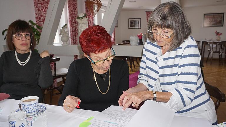 Elisabeth Böhrer (rechts) erläutert Rachel Garonne welche Details der Familiengeschichte und des Stammbaums sie herausfinden konnte. Mit im Bild (links) Inbal Garonne.