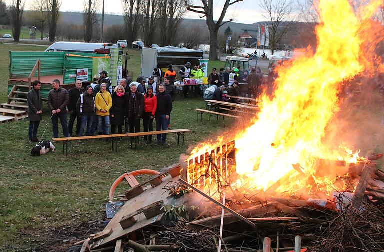 Mit einem Mahnfeuer protestierten Landwirte aus drei Landkreisen am Samstag in Astheim gegen unzumutbare Regularien, Verordnungen und Gesetze. Über 100 Menschen nahmen an der stillen Protestaktion teil.