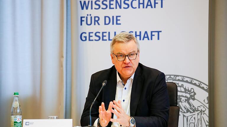 Zusammen mit mehreren Stiftungen fördert der Unibund die Forschung und Lehrer an der Würzburger Julius-Maximilians-Universität. Vorsitzender David Brandstätter blickte bei einer Pressekonferenz auf das 100-jährige Bestehen. Zusammen mit mehreren Stiftungen fördert der Unibund die Forschung und Lehrer an der Würzburger Julius-Maximilians-Universität. Vorsitzender David Brandstätter blickte bei einer Pressekonferenz auf das 100-jährige Bestehen.