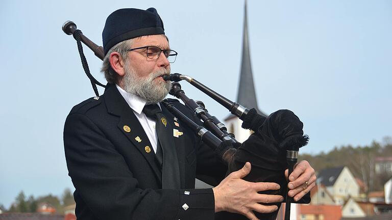 Gerold Albert aus Erlenbach ist Mitglied bei den Spessart Highlanders. Er ist ein begeisterter Dudelsack-Spieler.