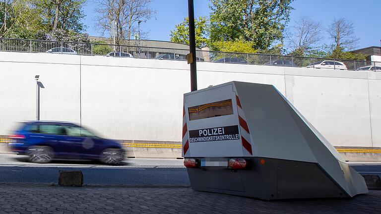 Einen solchen 'Enforcement Trailer' (Symbolbild), hat der Angeklagte in Brand gesteckt und dabei einen Sachschaden von gut 14 000 Euro angerichtet.&nbsp;