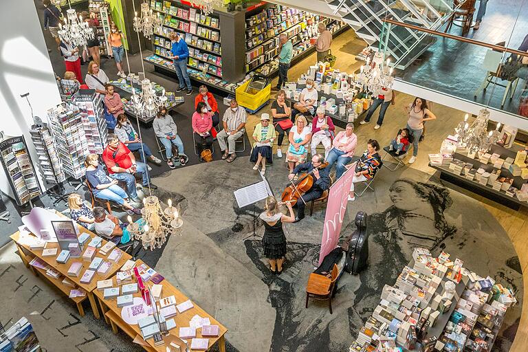 Das Duo Klangnuancen spielte am Samstag beim Mozarttag im Hugendubel in Würzburg.