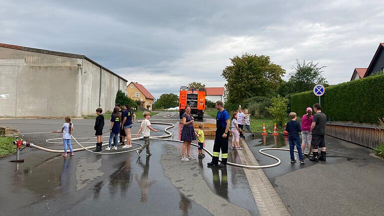 Am Platz vor dem Feuerwehrhaus hieß es 'Wasser marsch!'.