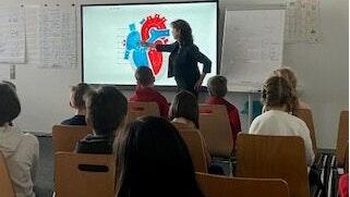 Die renommierte Kardiologin Dr. Elke Dees-Löbel aus Soest führte die Kinder bei der Kinder-Uni der Volkshochschule durch das komplexe Thema rund um unser Herz – das zentrale Organ unseres Körpers. Die renommierte Kardiologin Dr. Elke Dees-Löbel aus Soest führte die Kinder bei der Kinder-Uni der Volkshochschule durch das komplexe Thema rund um unser Herz – das zentrale Organ unseres Körpers.