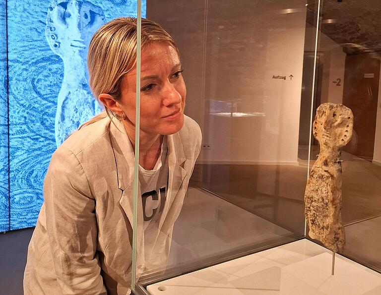 Als 'Wassergöttin' bekannt geworden, ist die vor drei Jahren in Unterfranken gefundene archäologische Keramikfigur aus der Hallstattzeit jetzt zum ersten Mal zu sehen. Als 'Wassergöttin' bekannt geworden, ist die vor drei Jahren in Unterfranken gefundene archäologische Keramikfigur aus der Hallstattzeit jetzt zum ersten Mal zu sehen. 
