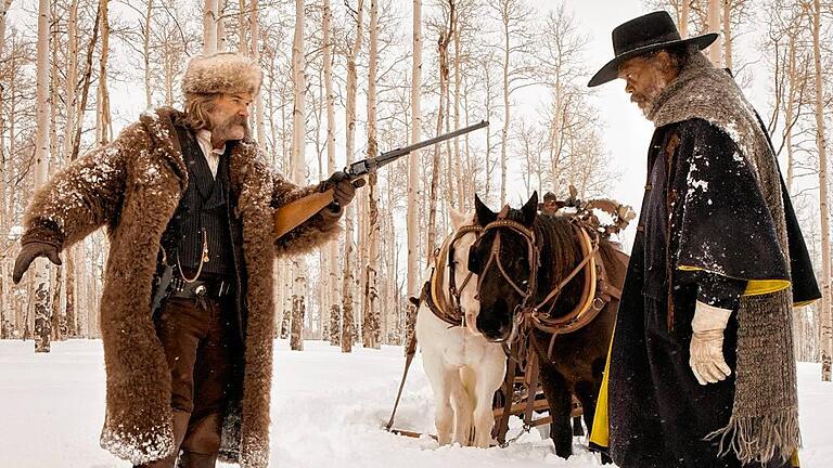 Kinostart - «The Hateful 8»       -  Zwei Männer im Schnee: Kurt Russell und Samuel L. Jackson in einer Szene von &bdquo;The Hateful 8&ldquo;.