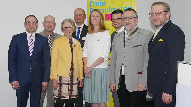 Liberaler Rundumblick im Hotel Panorama: Karsten Klein (FDP Unterfranken), Norbert Sauer (FDP Schweinfurt Stadt und Land), Bezirksrätin Adelheid Zimmermann (FDP Bad Brückenau), die Stadtrats-Kandidaten Hans-Ullrich Völker und Edda Vorbeck, Marco Buschmann, Parlamentarischer Geschäftsführer der Bundestags-FDP, Helmut Kaltenhauser, MdL, sowie Karl Graf Stauffenberg, Kreisvorsitzender der FDP Rhön-Grabfeld.