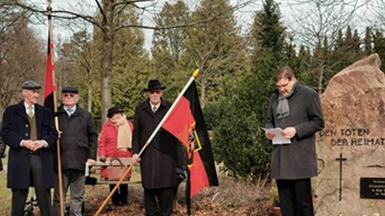 Viele Sudetendeutsche  aus ganz Unterfranken fanden  sich am Vertriebenen-Gedenkstein auf dem Parkfriedhof ein. Foto: Jäger       -  Viele Sudetendeutsche  aus ganz Unterfranken fanden  sich am Vertriebenen-Gedenkstein auf dem Parkfriedhof ein. Foto: Jäger