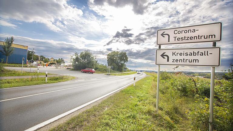 Niemand sollte hierher zu Fuß kommen: Verkehrsschilder weisen Autofahrer eindeutig auf die Einfahrt zum Corona-Testzentrum in Wonfurt hin, das jetzt seine Kapazitäten erweitert hat.