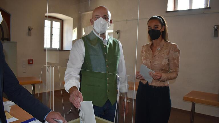 Alexander Hoffmann (CSU) und seine Frau Neslihan bei der Stimmabgabe im Alten Rathaus Retzbach.