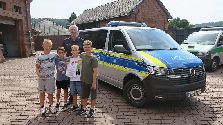 Die jungen Finder bei der Polizeidienststelle in Marktheidenfeld.