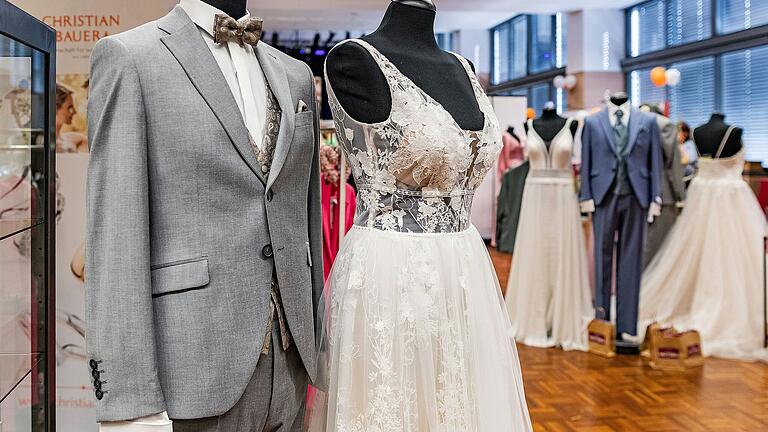 Zahlreiche Menschen besuchten im vergangen Jahr die Hochzeitsmesse in den Mainfrankensälen in Veitshöchheim bei Würzburg. 'Just Married' findet heuer am 6. Oktober 2024 statt.