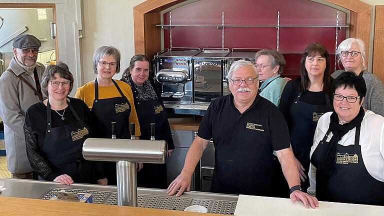 40 Männer und Frauen haben seit April ehrenamtlich ein Café betrieben. Im Bild ein Teil des Teams. Links Kulturvereinsvorsitzender Egon Stumpf, vorne Karl Weißenberger, einer der Initiatoren des Projekts. 40 Männer und Frauen haben seit April ehrenamtlich ein Café betrieben. Im Bild ein Teil des Teams. Links Kulturvereinsvorsitzender Egon Stumpf, vorne Karl Weißenberger, einer der Initiatoren des Projekts.