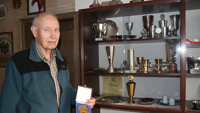 Dieter  Hesselbach und seine unzähligen Trophäen.       -  Dieter  Hesselbach und seine unzähligen Trophäen.
