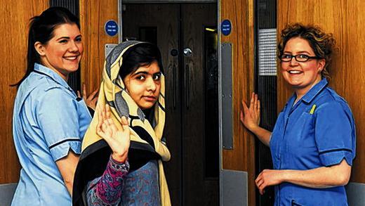 Lächeln für die Kamera: Malala (Mitte) mit zwei Pflegerinnen.