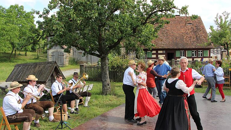 Blasmusik, Volkstanz und Chöre dominieren die fränkische Volksmusik. Ein Bild von der Tanzbühne beim Tag der Volksmusik 2016 im fränkischen Freilandmuseum Bad Windsheim.