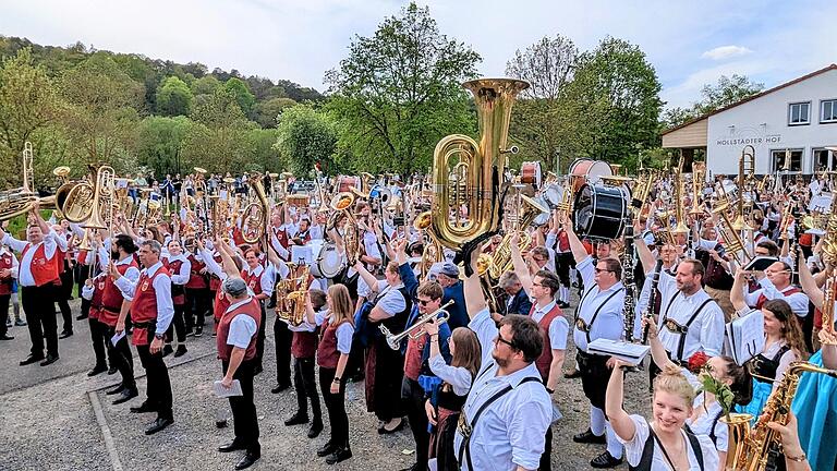 Großer Gemeinschaftschor beim Kreismusikfest in Hollstadt.