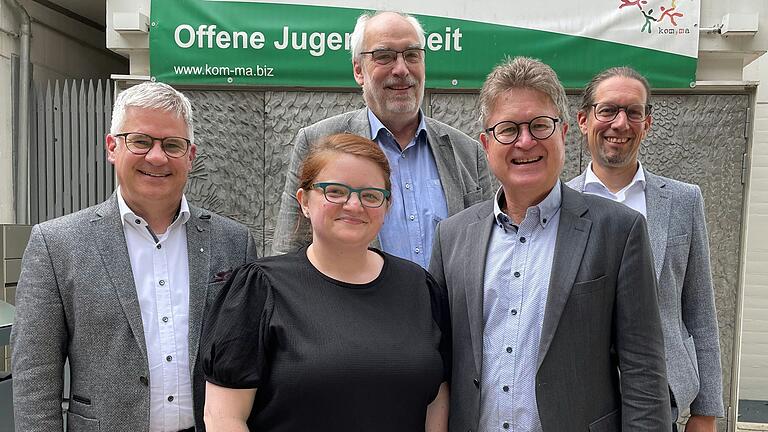 Freuen sich über den Fortbestand des Jugendtreffs 'kom,ma': (von links)  Stephan Eschenbacher (Teampfarrer der Pfarrei Heilig Geist), Annika Herzog (Leiterin der Kirchlichen Jugendarbeit), Christoph Warmuth (stellvertretender Dekan), Jürgen Montag (Sozialreferent der Stadt Schweinfurt) und Thorsten Schubert (Leiter des Jugendamtes der Stadt Schweinfurt).