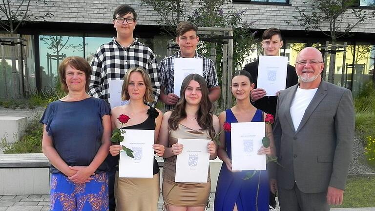 Die Absolventen der Praxisklasse der Edmund-Grom-Mittelschule Hohenroth freuen sich über ihren guten Abschluss. Mit auf dem Bild Lehrer Wolfgang Issing (rechts) und Lehrerin Sabine Diemer (links).