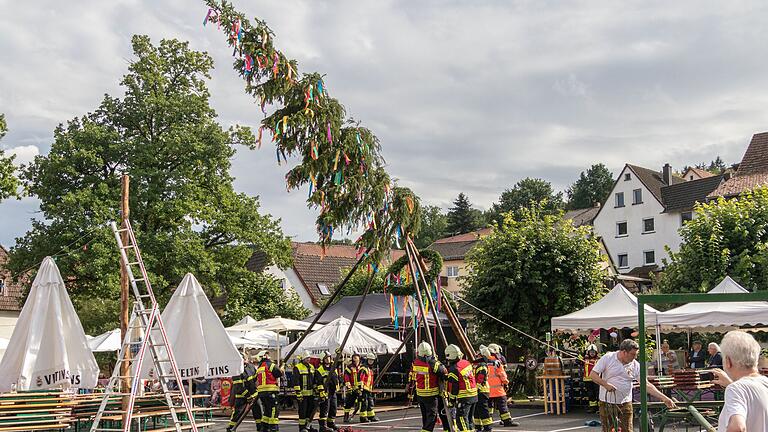 Traditionell wird die Rienecker Kirb mit dem Aufstellen des Kichweihbaumes eröffnet.