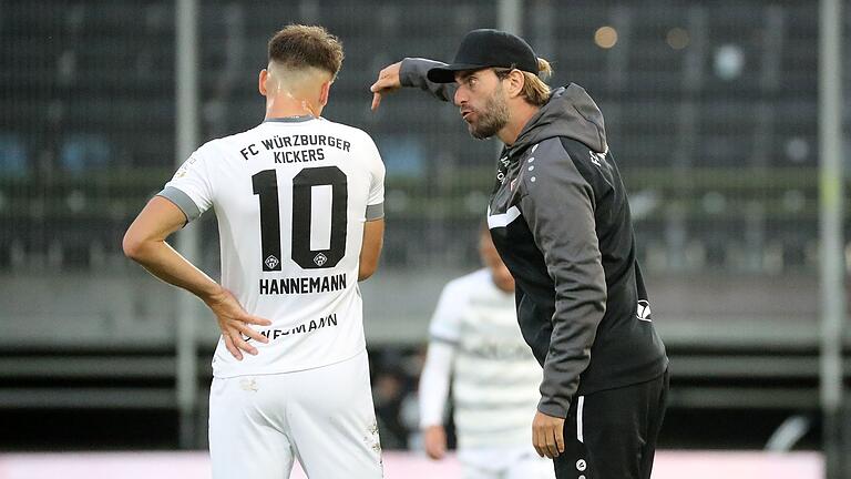 Interimstrainer Ronny Ermel (hier rechts mit Kickers-Akteur Moritz Hannemann) hofft gegen den 1. FC Nürnberg II auf den zweiten Würzburger Sieg in Serie.