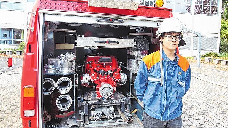 Der Elftklässler Erik Kuhn ist mit sechs Jahren Erfahrung das dienstälteste Mitglied der Schulfeuerwehr. Er und seine Kameraden bedienen die Pumpe im Spritzenwagen, die den nötigen Wasserdruck zum Löschen von Bränden erst möglich macht.