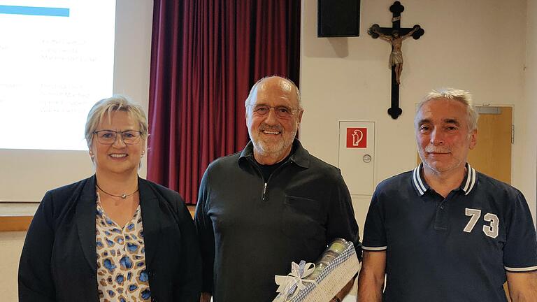 Besonders geehrt wurde Georg Troppmann: (von links) Anita Hofmann, Georg Troppmann und Thomas Hofmann.  Foto: Petra Przybilla       -  Besonders geehrt wurde Georg Troppmann: (von links) Anita Hofmann, Georg Troppmann und Thomas Hofmann.  Foto: Petra Przybilla